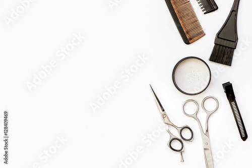 Fototapeta samoprzylepna fryzjer narzędzia na białe tło widok z góry