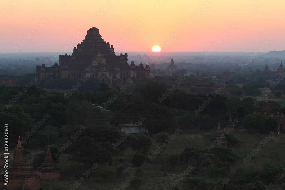 Obraz premium Sunrise behind the pagoda