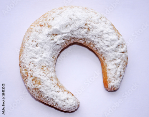 Ванильное печенье полумесяц в сахарной пудре./Vanilla crescent cookies in powdered sugar. photo