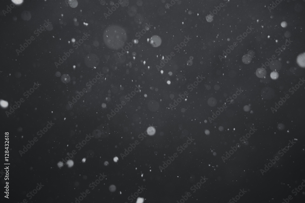 Naklejka premium Falling snow on black background.