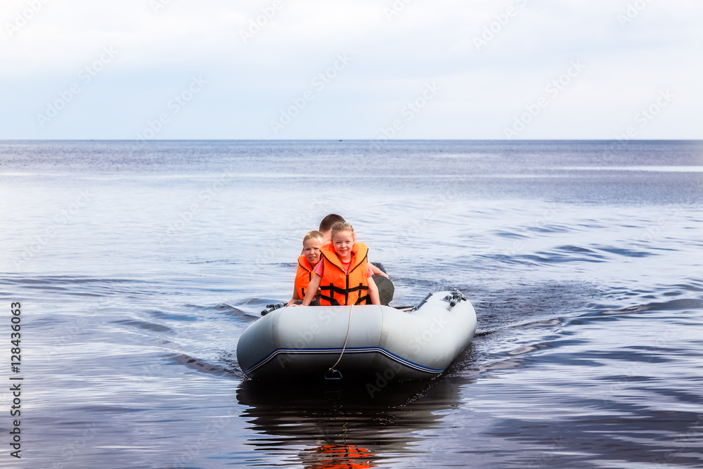 Naklejka premium Children are floating in a rubber boat