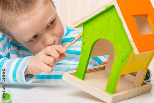 Konstfotografi concentrated preschool is preparing a bird feeder