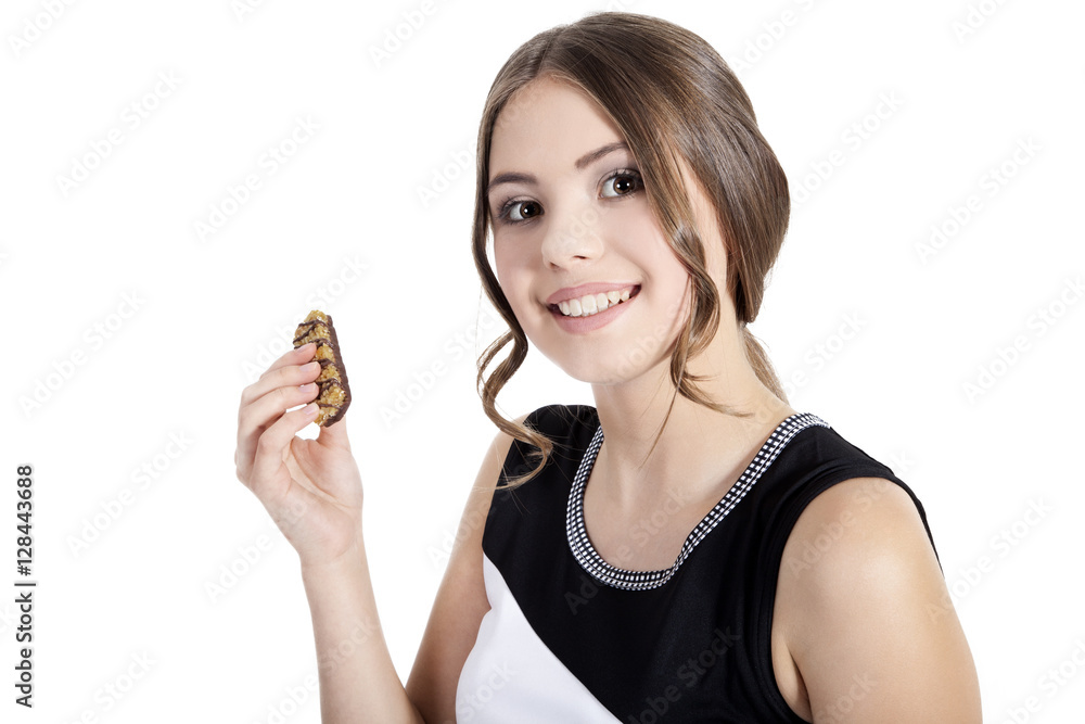 Sportliche Frau mit Müsli Riegel lächelt Porträt Sportliche Frau mit Müsli Riegel lächelt Porträt