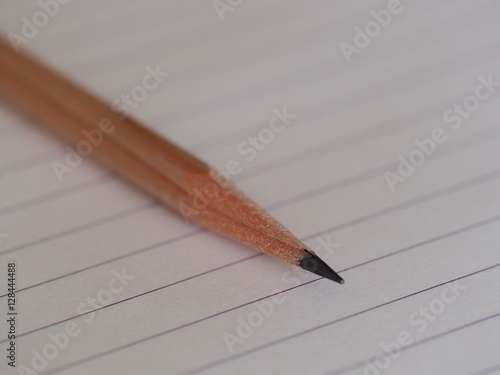 ノートの上に置かれた鉛筆のクローズアップ