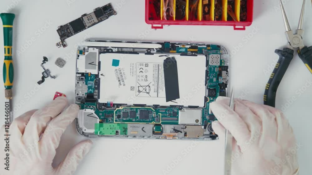 Wideo Stock The interior of the tablet device. Repair Wizard tablets