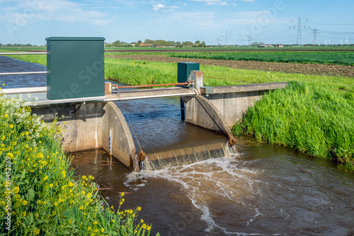 Small weir for water level control from close