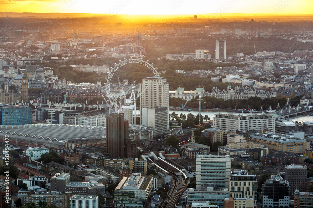 Obraz premium London Eye and Big Ben by the river Thames from above
