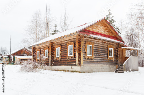 Новый деревянный дом зимой
