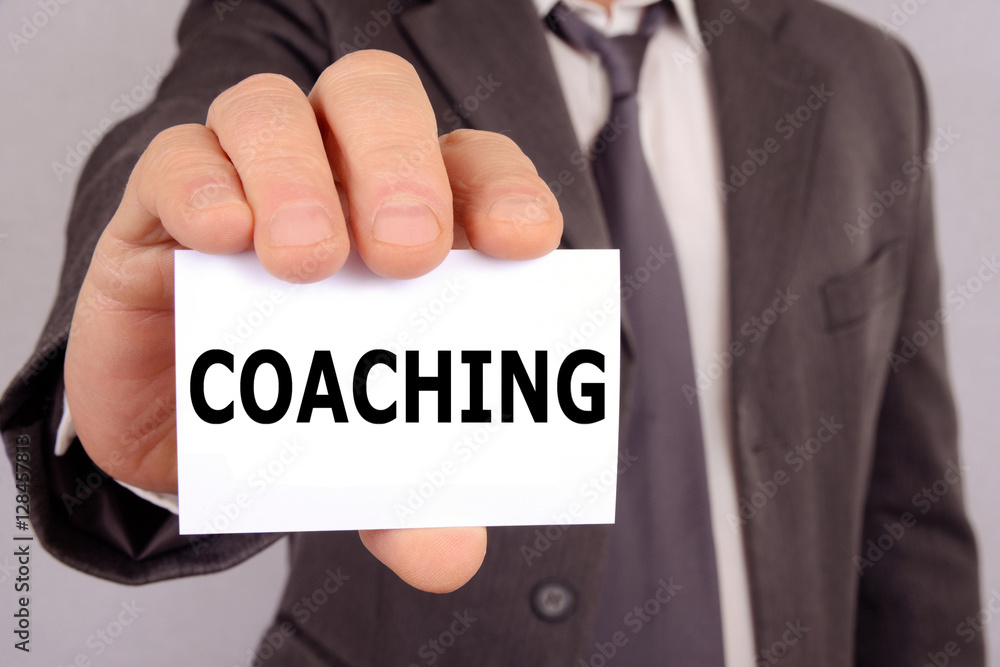 Homme tenant une carte avec coaching écrit dessus Homme tenant une carte avec coaching écrit dessus