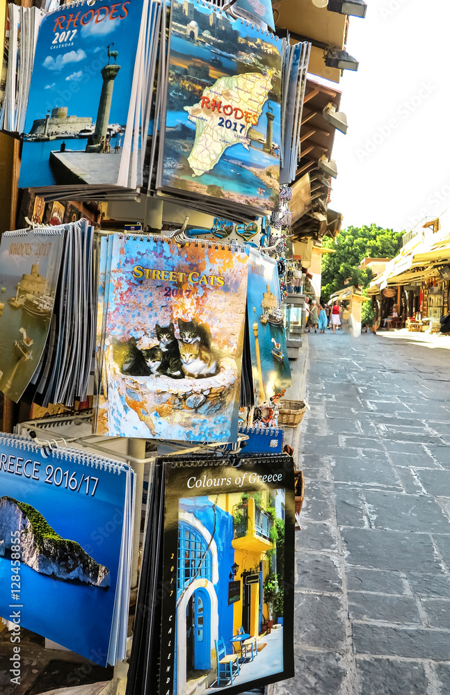 Shopping für Souvenirs - eine Fußgängerzone in Rhodes Town, Griechenland Shopping für Souvenirs - eine Fußgängerzone in Rhodes Town, Griechenland