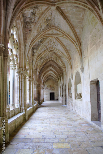 Allée du cloître du Monastère royal de Santes Creus, Catalogne, Espagne