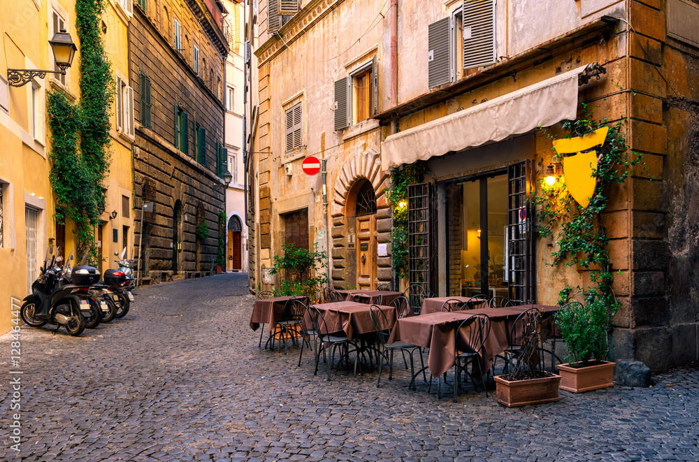 Naklejka premium Widok stara wygodna ulica w Rzym, Włochy