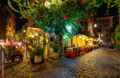 Fototapeta Noc widok stara ulica w Trastevere w Rzym, Włochy