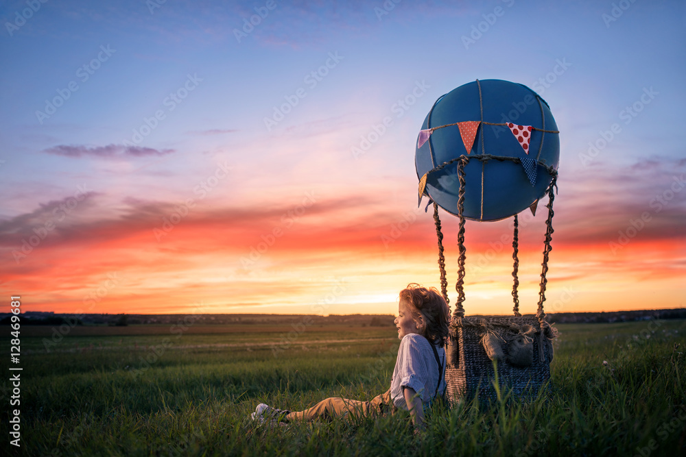 Obraz premium Boy at sunset