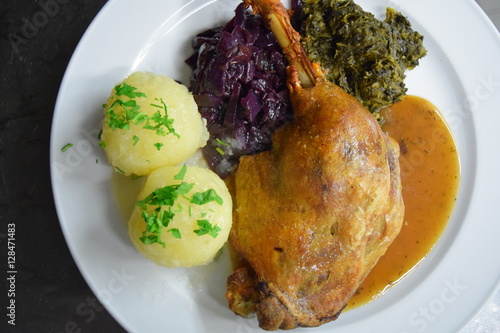 Gänsekeule mit Rotkohl, Grünkohl und Klößen photo