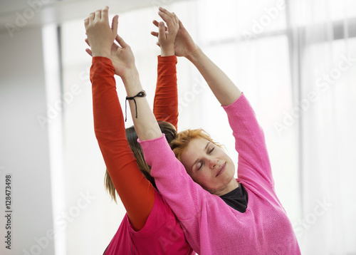 Canvastavla Two women dancing dance contact improvisation