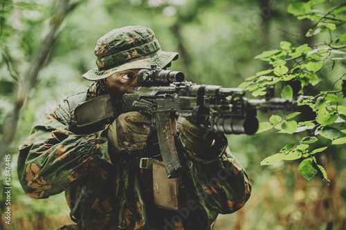 Photo paratrooper airborne infantry in the forest