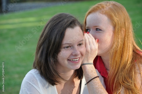 Canvas Print Complicity between two teens