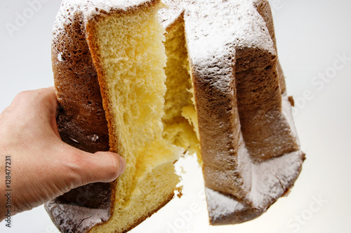 Pandoro - Italienischer Hefeteigkuchen photo