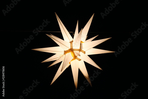 Herrnhuter Stern beleuchtet