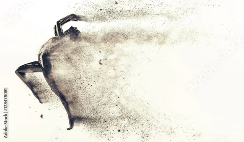 Fototapeta Abstrakcjonistyczny czarny plastikowy ludzkiego ciała manekin z rozrzucać cząsteczki nad białym tłem. Akcja biegania i skakania. Ilustracja renderowania 3D