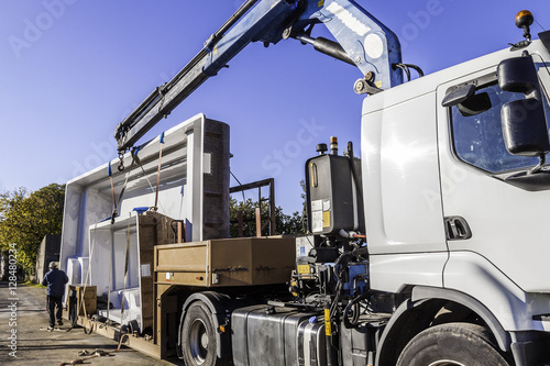 camion transportant des piscines  photo