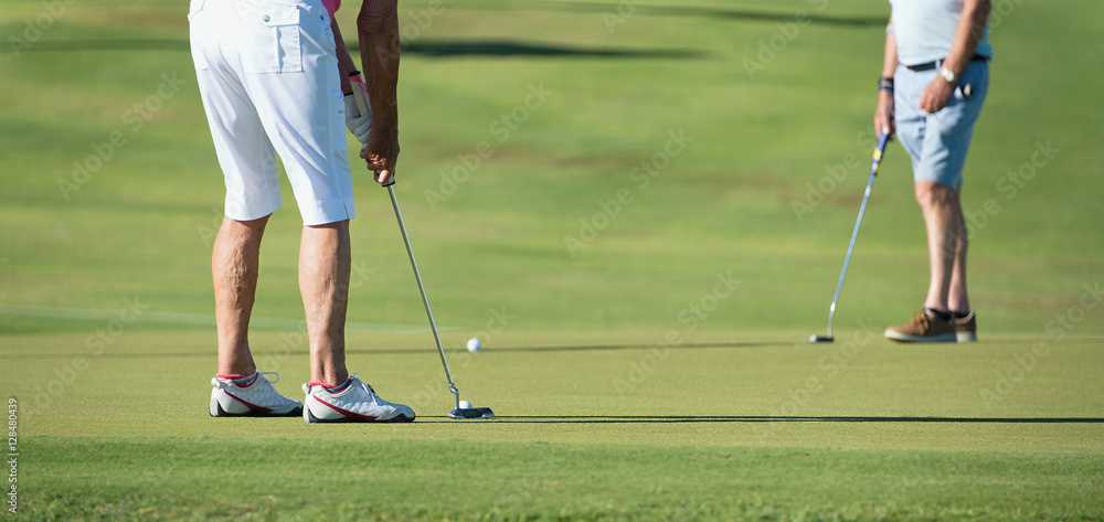 Obraz premium Playing golf preparing to shot,senior putting on green