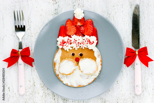 Christmas food art idea for kids - Santa pancakes for breakfast