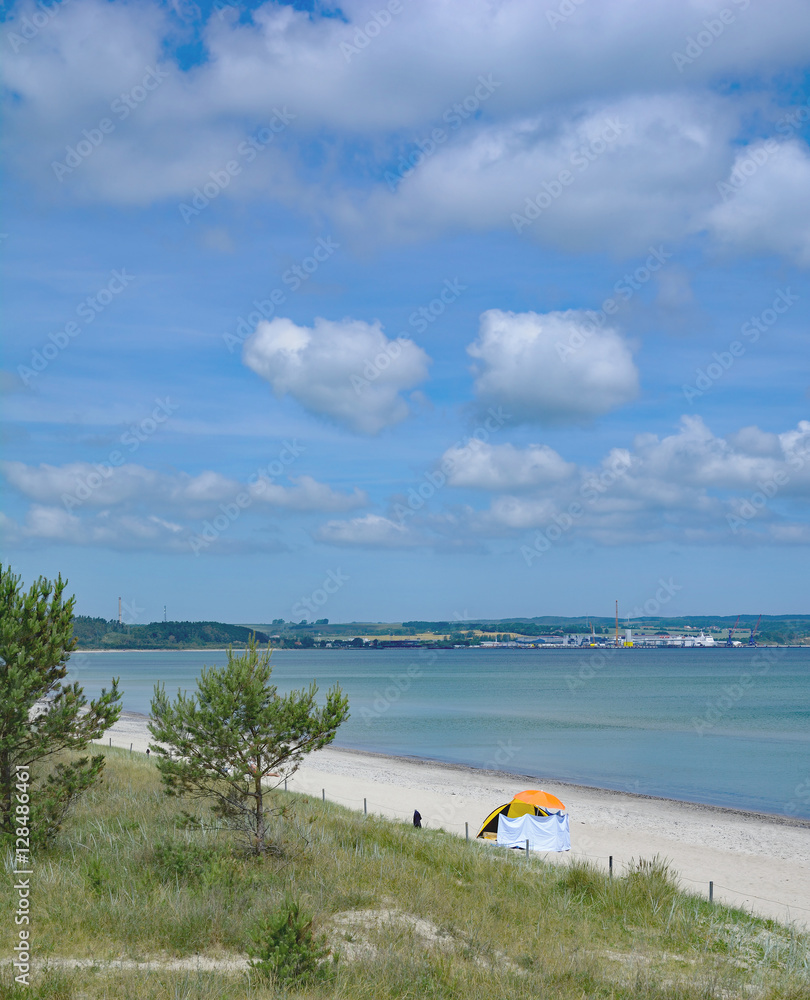 am Strand von Prora auf der Insel Rügen mit dem Hafen von Sassnitz im Hintergrund,Ostsee,Mecklenburg-Vorpommern,Deutschland am Strand von Prora auf der Insel Rügen mit dem Hafen von Sassnitz im Hintergrund,Ostsee,Mecklenburg-Vorpommern,Deutschland