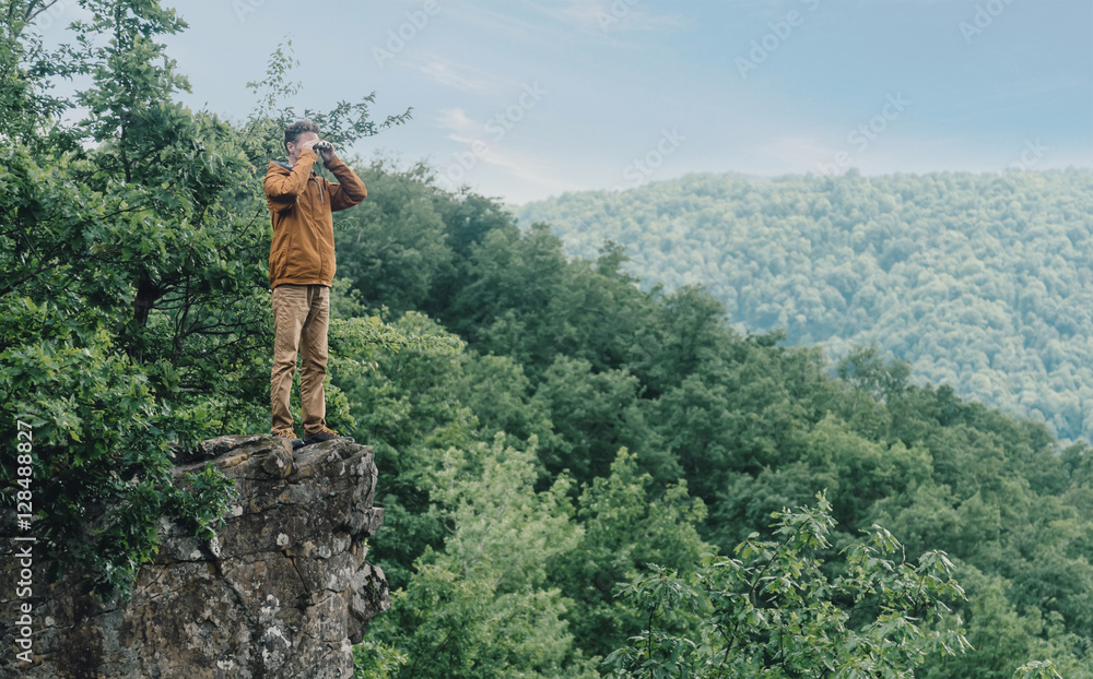 Obraz premium Explorer looking in binoculars
