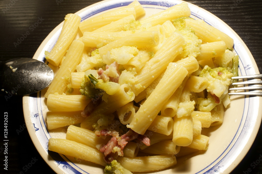 piatto di maccheroni con cavolfiore verde, pancetta e formaggio piatto di maccheroni con cavolfiore verde, pancetta e formaggio