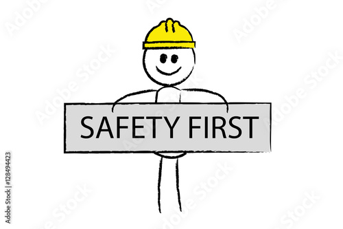 Mann mit Helm hält Safety First Schild