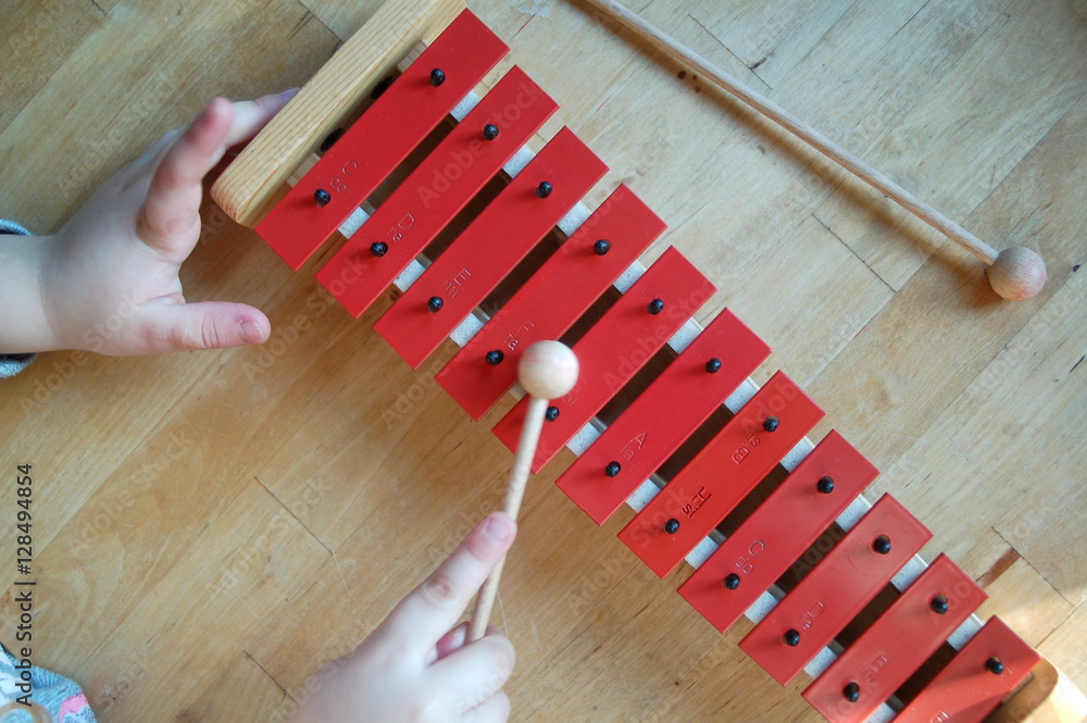 Glockenspiel spielen StockFoto Adobe Stock