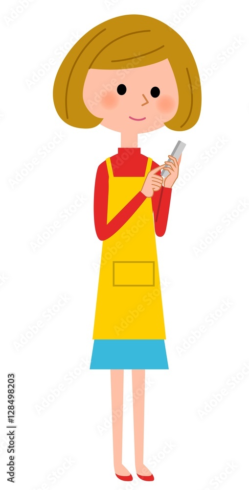 スマートフォンを触るエプロンの女性 スマートフォンを触るエプロンの女性