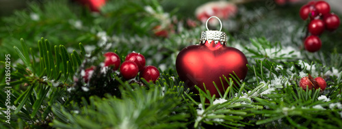 Weihnachten - Herz und rote Beeren auf Tanne