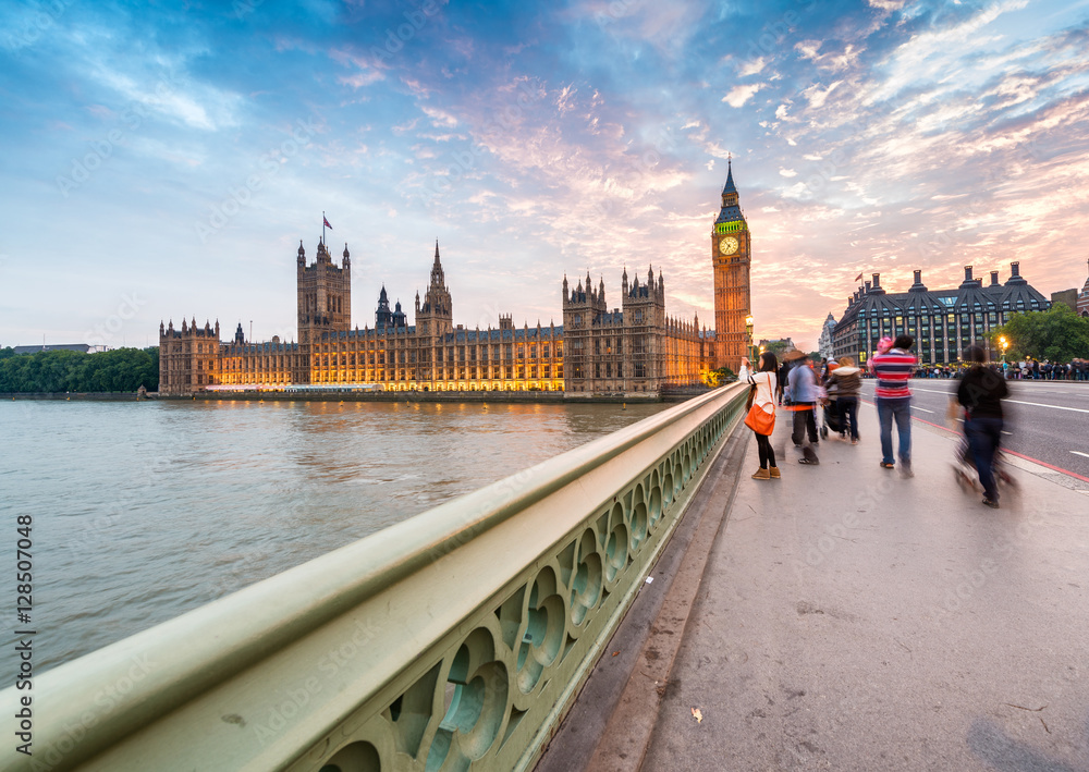 Obraz premium People along Westminster Bridge at night