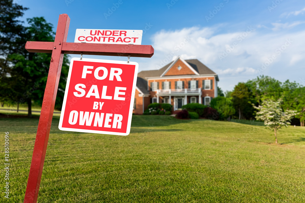 Fototapeta premium For sale sign in front of large USA home
