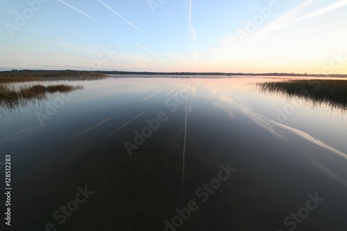 reflet du ciel dans le lac    l aube