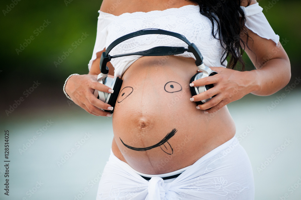 Dessin rigolo sur le ventre d'une femme enceinte Photos | Adobe Stock