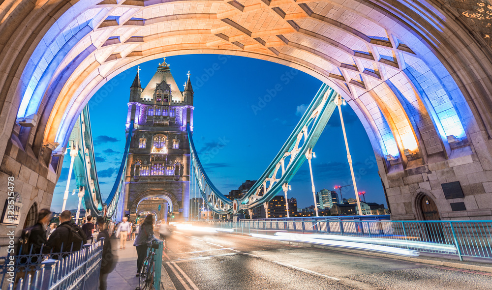 Obraz premium Stunning night view of Tower Bridge traffic, London - UK