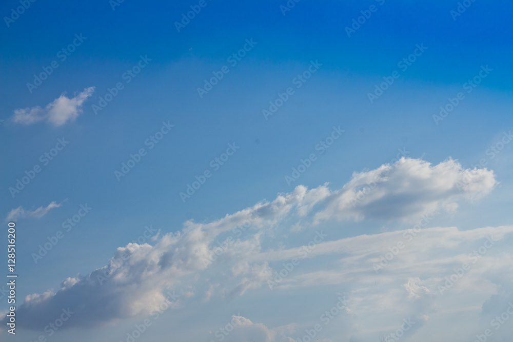 Obraz premium white cloud with clear blue sky background