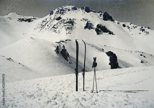 Fotografie ski and poles on Sorel Pass, Italy 1939