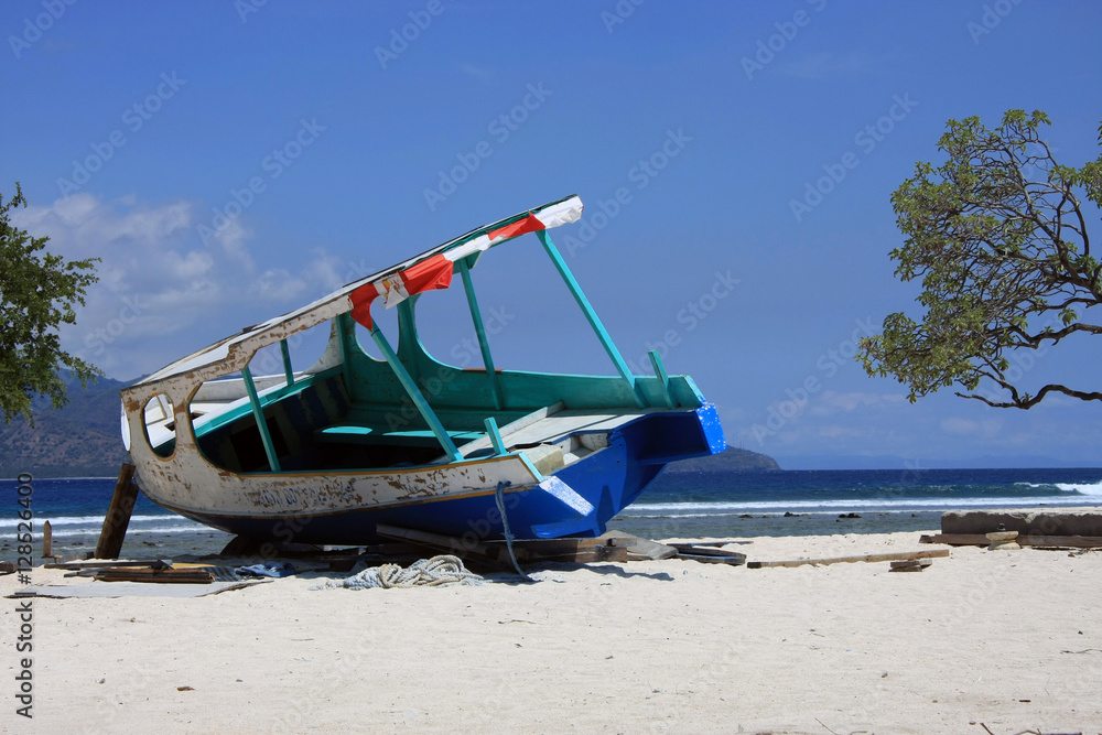 Gili Trawangan white sandy beaches and blue sky - shipwrecked old boat Gili Trawangan white sandy beaches and blue sky - shipwrecked old boat