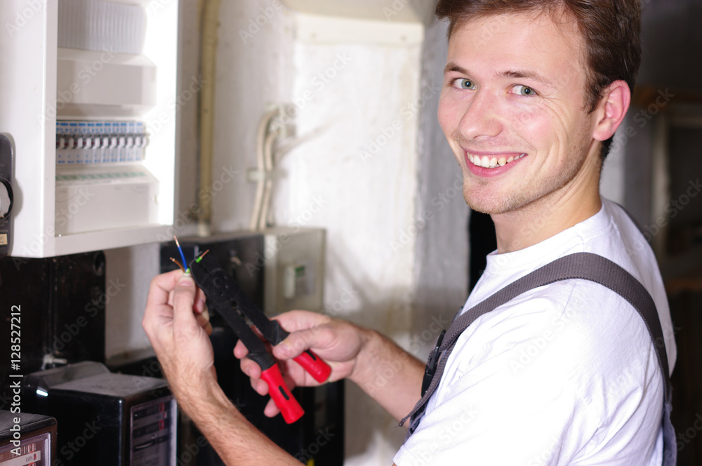 Elektriker bei der Arbeit Elektriker bei der Arbeit