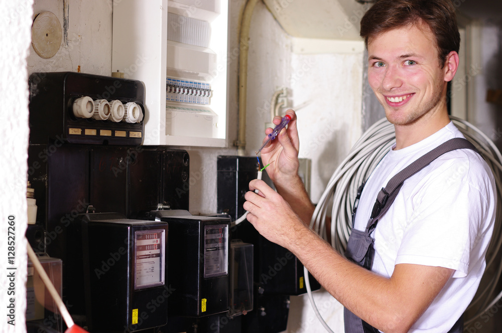 Elektriker In Der Nähe Jetzt Geöffnet Elektriker bei der Arbeit Stock-Foto | Adobe Stock