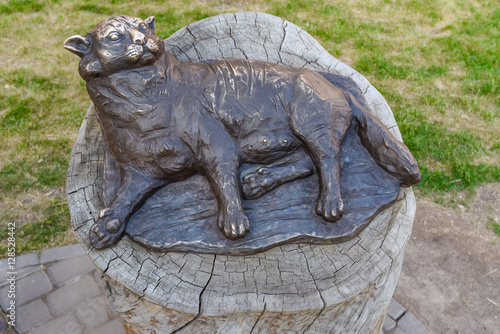 Sculpture of fat cat