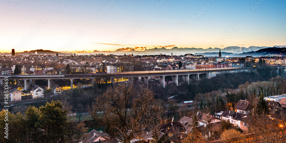 Sonnenaufgang, Stadt Bern und Alpenkette im Morgenlicht, Schweiz