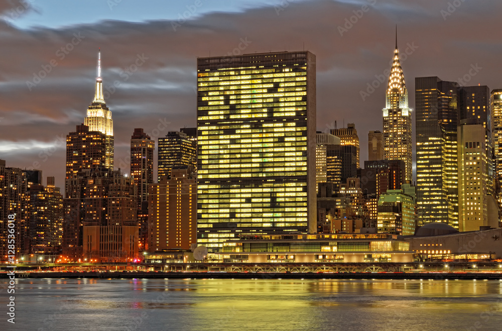 Obraz premium Manhattan skyline at night.
