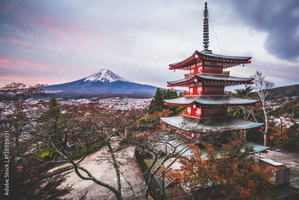 Fototapeta premium Góra Fuji, pagoda Chureito jesienią