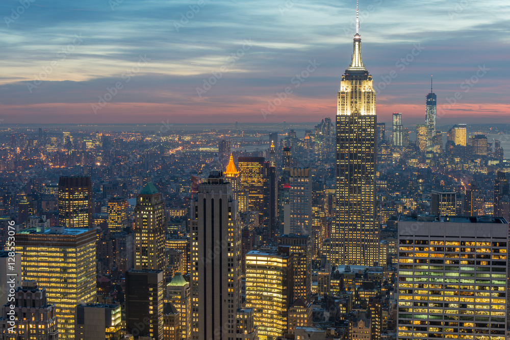 Naklejka premium Night view of New York Manhattan during sunset